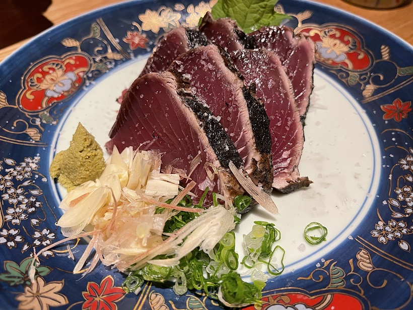 高知の初日の夕食は「明神丸本店」さんで、藁焼きの鰹のタタキを食す。恐るべし鰹のタタキ。もはや肉ですね。