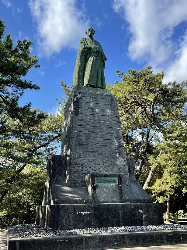 高知市での1日観光。“ひろめ市場”と“桂浜”。桂浜は絶景の地、鯨の姿も見れてインスタ映えする写真がとれるよ