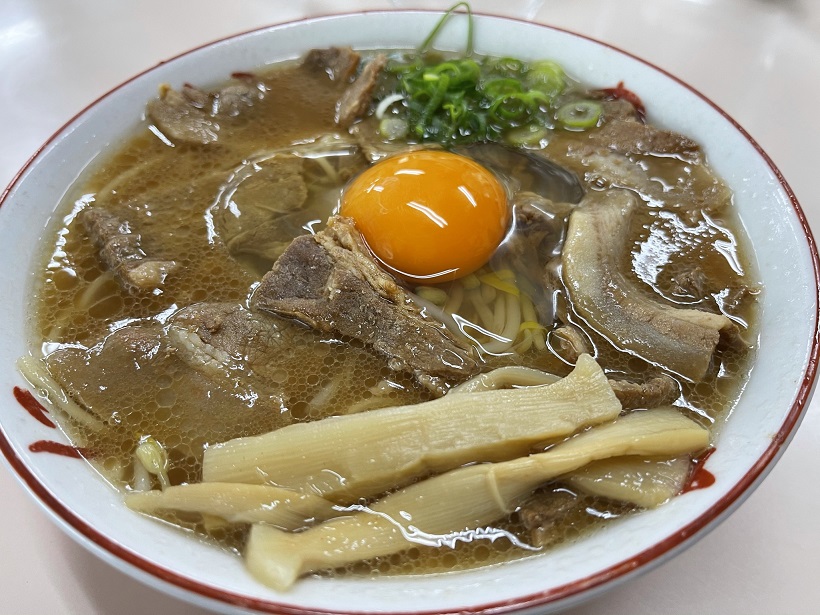突然の積雪で祖谷渓は中止。徳島ラーメンの有名店「いのたに」で中華そばを食す。かなり個性的