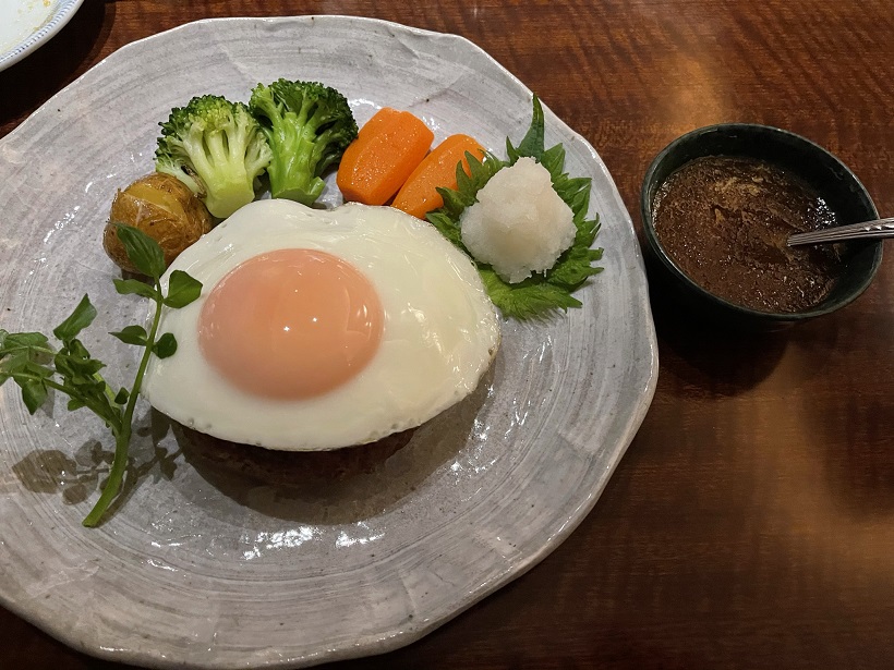 2021年1月の緊急非常事態下の夕食。馴染みの中で一番安全性の高い「赤坂 津つ井」でハンバーグを食す。老舗の矜持