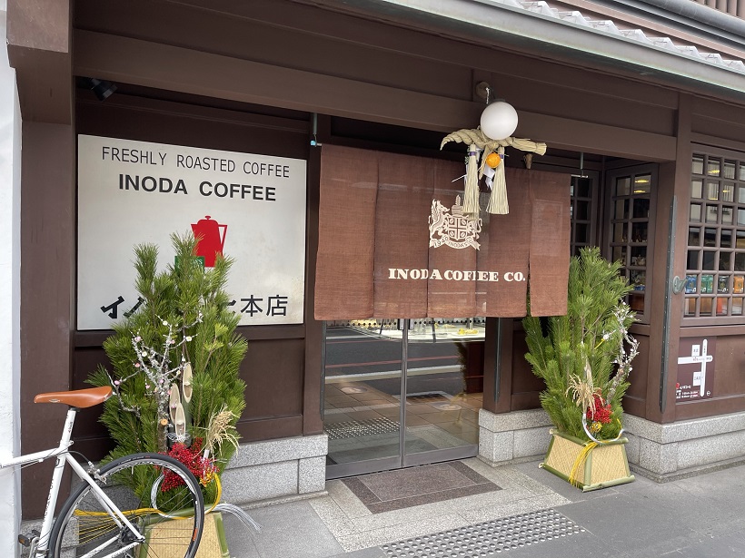 イノダコーヒの丸い大テーブルは京都の町衆の朝の重要なたまり場、京都の朝はイノダコーヒの香りから