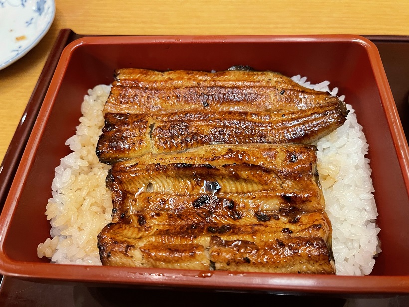 骨せんべいと鰻の煮凝りを無性に食べたくて、赤坂はなじみの鰻やさんの「ふきぬき」へ今日も急ぐ