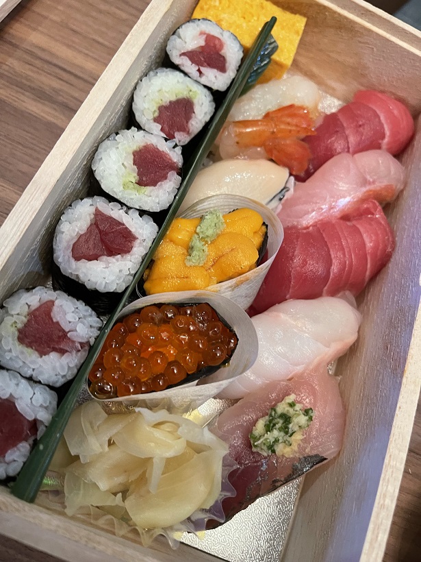 家寿司ならこれだね。「赤坂 鮨 以とう」の“上 握り鮨”。やっぱり高級店はネタが違うね