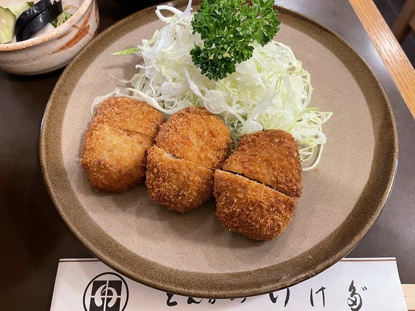 東京の麹町にある「とんかつ いけだ」でひれかつ定食を食す、衣がこんなに細かいのは初めて