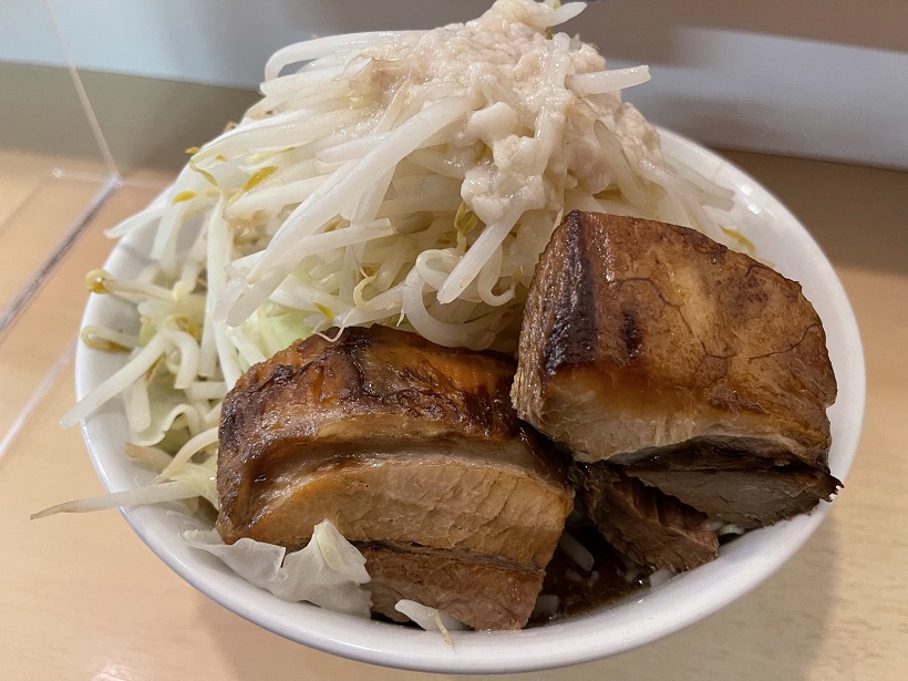 秋葉原の二郎インスパイア系の「らーめん影武者」でラーメンを食す。野菜増しは失敗だったな