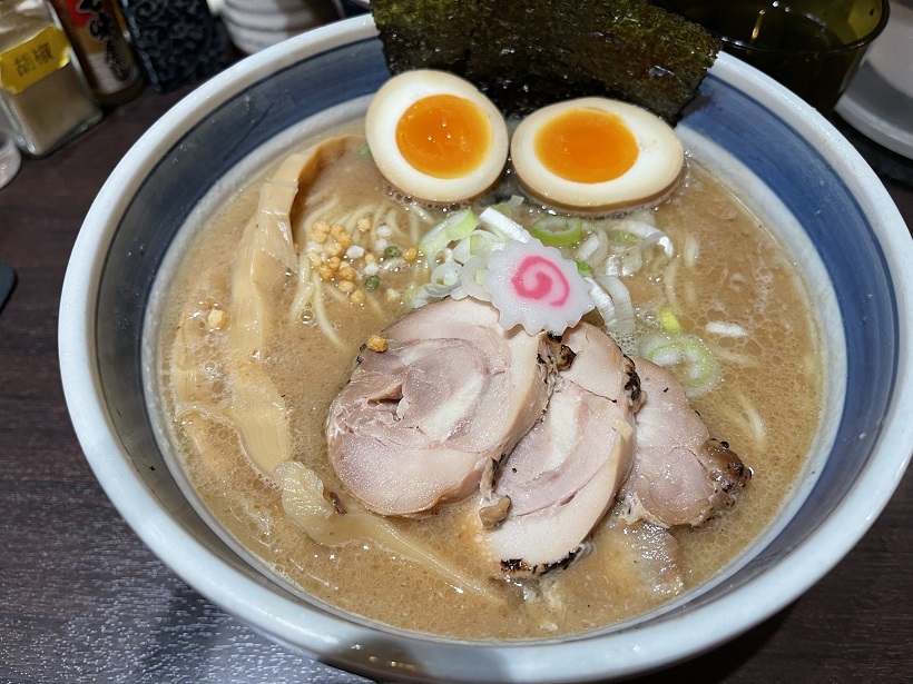 東京駅のラーメンストリートの「斑鳩」で　“人気No.1 魚介とんこつ 濃厚全部入りらー麺”を食す。本当に、超濃厚だよ