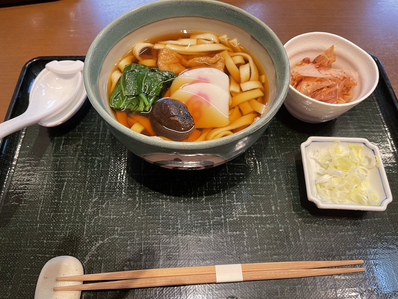 ［名古屋めし1］名古屋めしの代表格きしめん、王道の「宮きしめん 本店」でtheきしめんを食す。天ぷらも美味いね