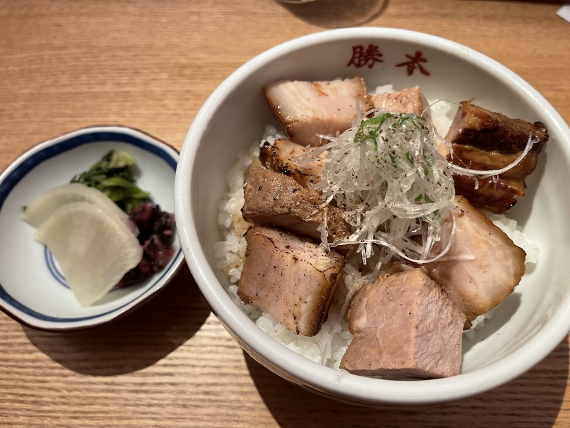 水道橋の「中華そば 勝本」の清潔感は東京一。“チャーシューご飯”とお新香で至福の時だよ、もちろん“中華そば”もね