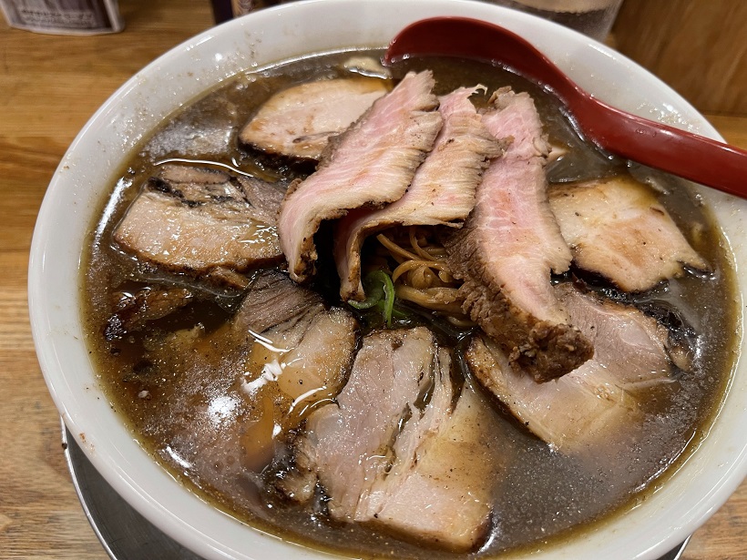 「麺や七彩」前代未聞の煮干しラーメンだった、麺も手打ちで肉は二郎並み
