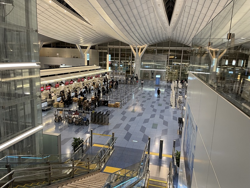 羽田空港の出国後の制限エリア内のANAラウンジもアルコールは夜8時で終わりとは、残念！