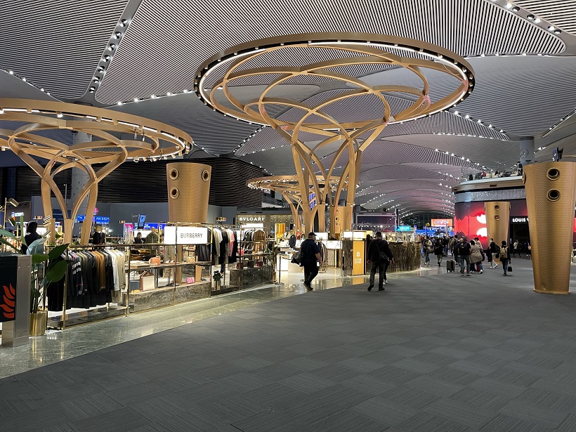 2021年10月、インタンブール空港のラウンジは少ししょぼいな、アルコールなしとは、トホホ。朝だからかな