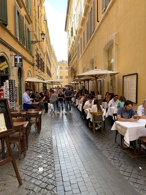 2021年10月のローマの街角の風景。トレヴィの泉近くの通りのレストランのテラス席は人がびっしり。ドン引きしたぞ