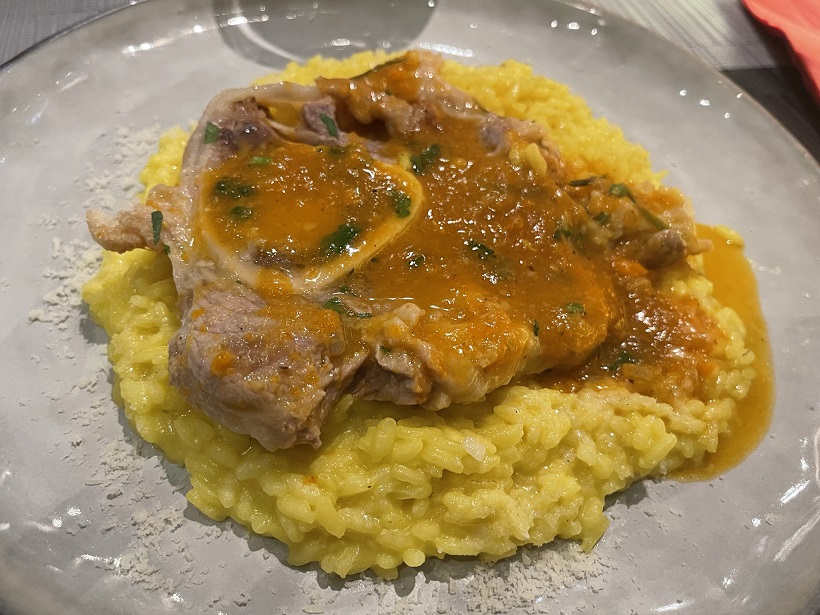 ミラノで一人飯。名物の郷土料理「オッソブッコ」を食す。サフランライスとのマリアージュが絶品だった。たまらん