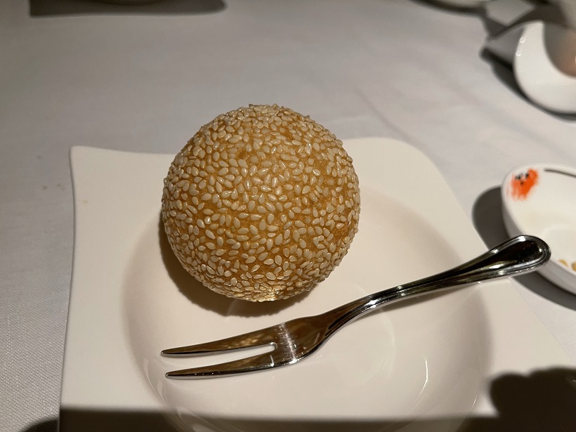 祝コロナ自粛からの全面解禁、4ケ月ぶりの中国飯店、デザートの胡麻団子は相変わらずのうまさ