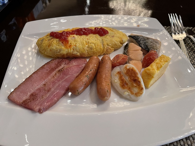 「ANAインターコンチネンタル東京」で朝食ビュッフェをいただく。料理の種類は多いよ