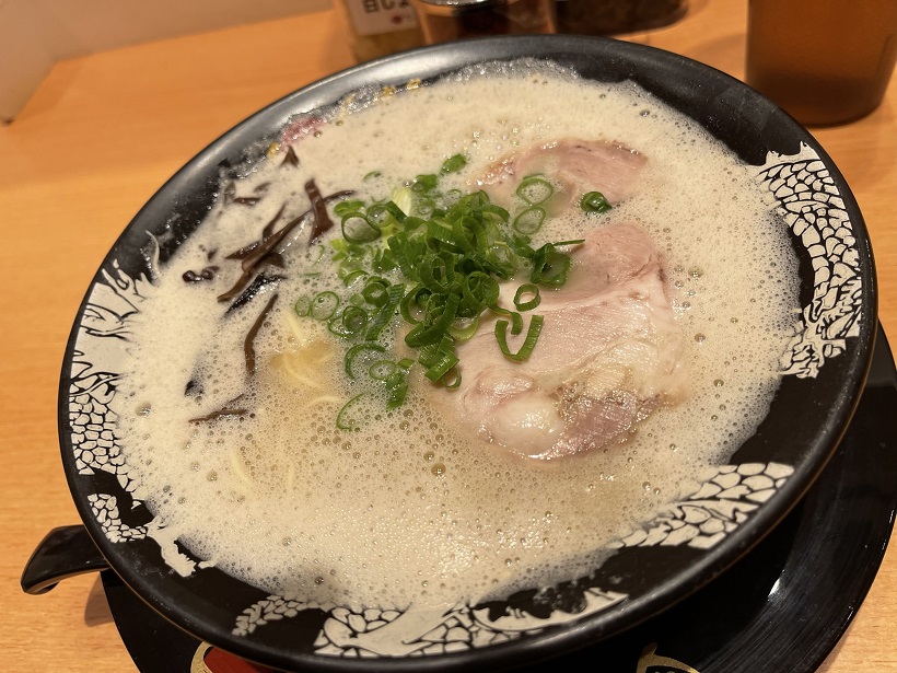 帰りは福岡空港の「博多一幸舎」で泡系の博多ラーメンを食さずにはいられなかった。だけど“しょうが”は紅で白はないだろう
