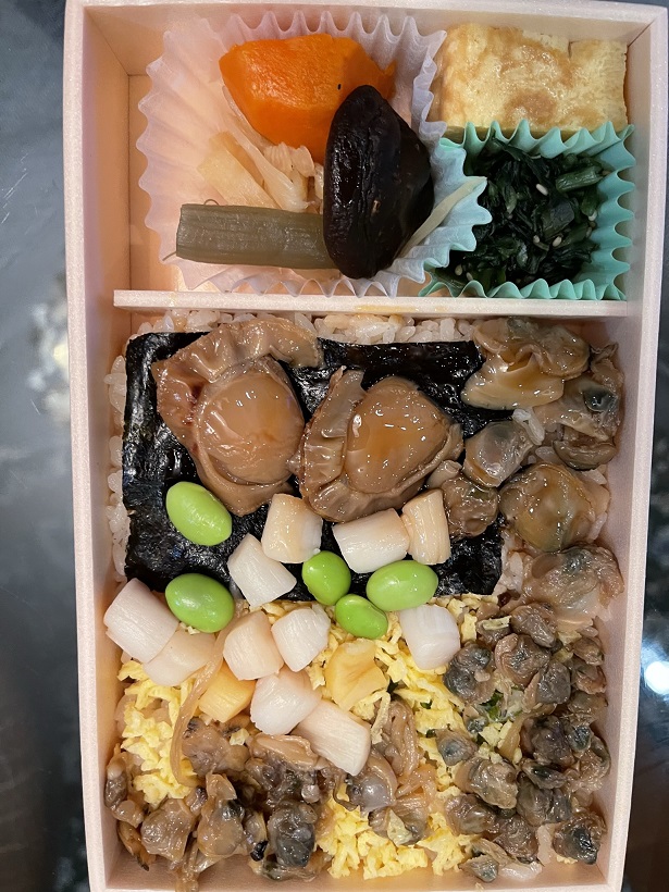 崎陽軒のシウマイ弁当に強敵現る、品川名物の駅弁「貝づくし」には参ったな