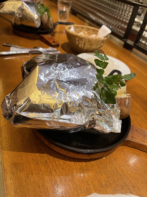 2021年年末の京都での初日の夕食は「東洋亭」でハンバーグを食す。だけど、長い行列で待たないといけないよ