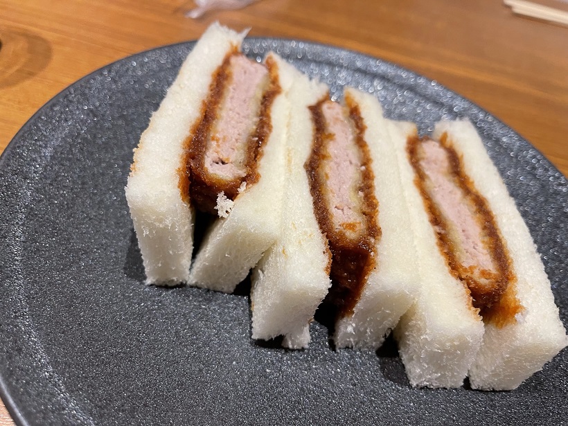表参道の「とんかつ まい泉」でカキフライを食す。今日のつまみは“変わり種”であつあつのカツサンドだよ