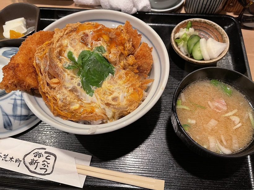 四谷の「とんかつ鈴新」で名物の“かけかつ丼”を食す、かつ丼三兄弟とはいかに？