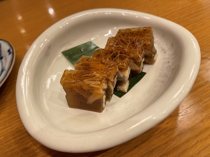 久しぶりの店舗訪問。赤坂の老舗「ふきぬき」にてうな重を食す。やっぱりお店のうな重は別格だね