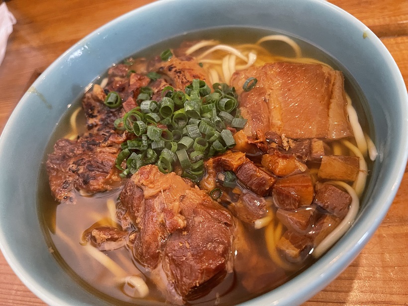 国際通り近くの沖縄そばやの「EIBUN」の“BUNBUNそば”は今沖縄で一番うまいよ、何たって肉全部のせ