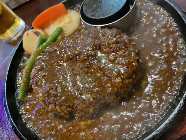 「札幌 牛亭」のハンバーグはカルト的な味、胡椒が効いて超スパイシー