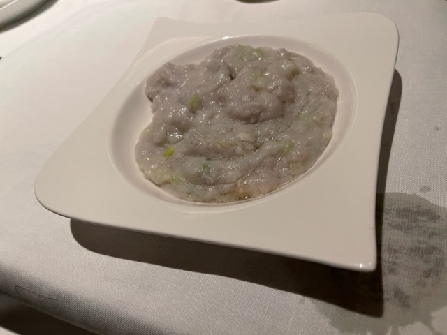 遠来の者が六本木の中国飯店で「里芋の葱油炒め」を食べたいと言い出して、直行。やっぱり邱永漢先生のことをを思い出すね