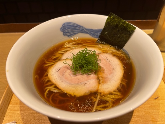 東京駅の改札場内の「NIPPON RAMEN 凛 RIN TOKYO」、札幌の超有名店とのコラボだよ、「醤油ラーメン」の再創造とは？
