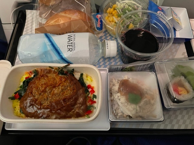 ［2022年夏ホーチミン旅行記1］ANAラウンジは激込みで驚いたな、NH831便で久々のエコノミニークラスは満席