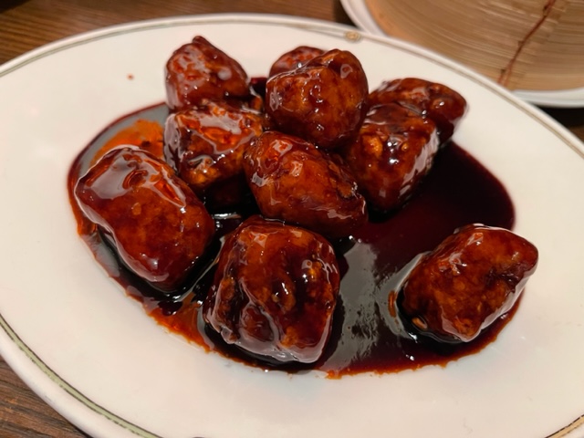 中国飯店系列のセカンドライン「紫玉蘭」にて、肉たっぷりの黒酢酢豚を喰らう、美味し