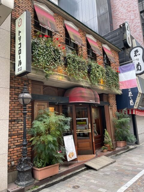 銀座の四丁目交差点近くの老舗喫茶店「トリコロール 本店」で朝食を、カフェオレはミルクとコーヒーの割合を聞かれるよ