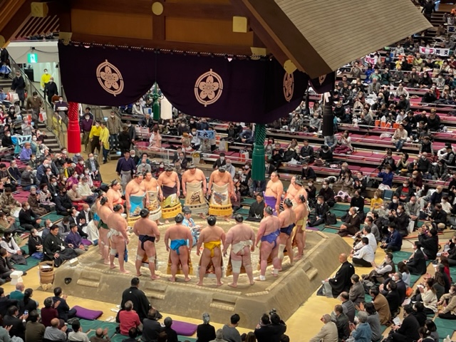 人生初の大相撲観戦、お客さんの掛け声が聞こえるのが生の醍醐味だね、令和5年初場所3日目、2階イス席