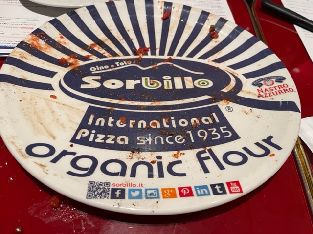 日本橋の「ジーノ ソルビッロ」でナポリピッツァを食す、イタリアでは行列だよ、とりあえずピッツァならここだよ