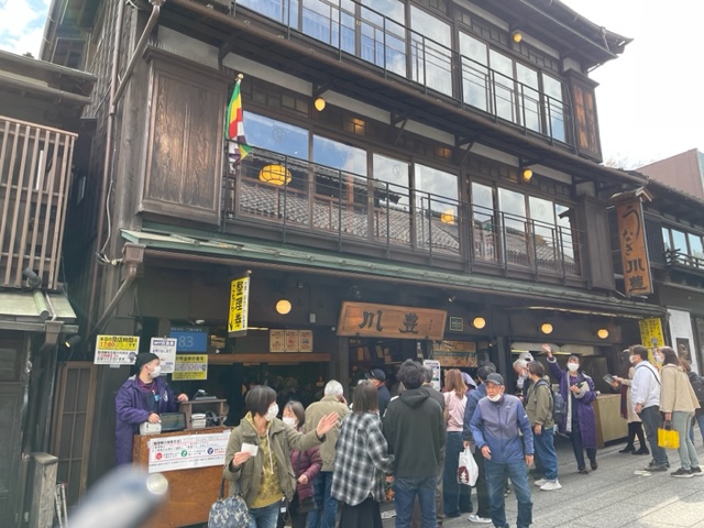 成田でホテル修行を終えプチ散歩を、成田山新勝寺の参道の鰻屋「川豊」さんの行列に驚愕