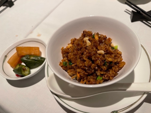 六本木の中国飯店で至福の時を過ごす、やっぱり黒酢酢豚と黒チャーハン