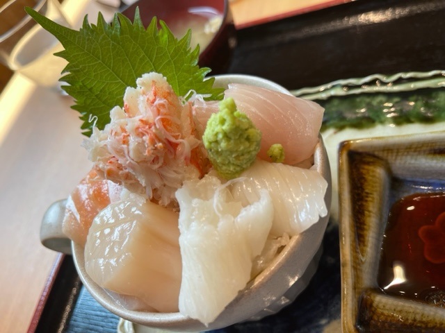 ［2023年夏北海道一周13］枝幸町の「う美◯」のソフトクリームは日本一、海鮮丼もね
