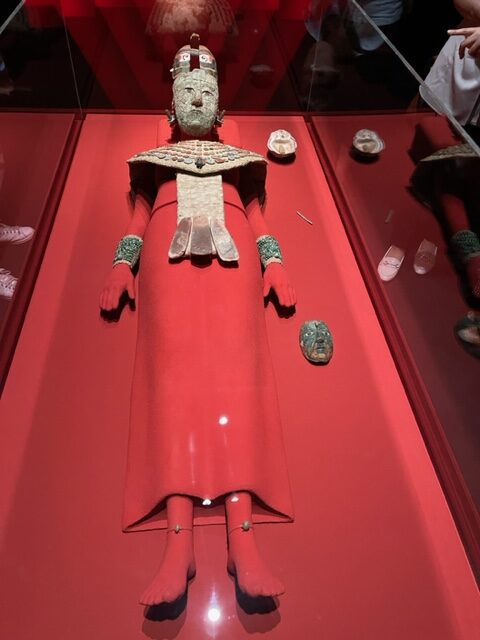 国立人類学博物館で開催中の「メキシコ展」は必見だよ、目玉は赤の女王