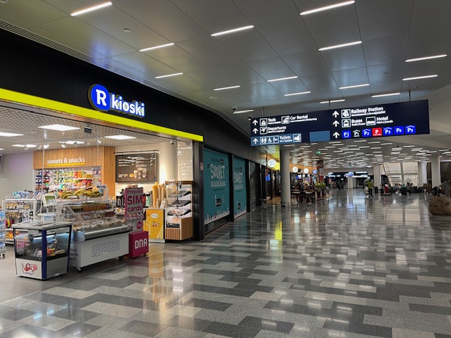 ［ヘルシンキ旅行記1］到着ロビーを出ればラウンジ、横にはデイチケット販売のキオスクあり