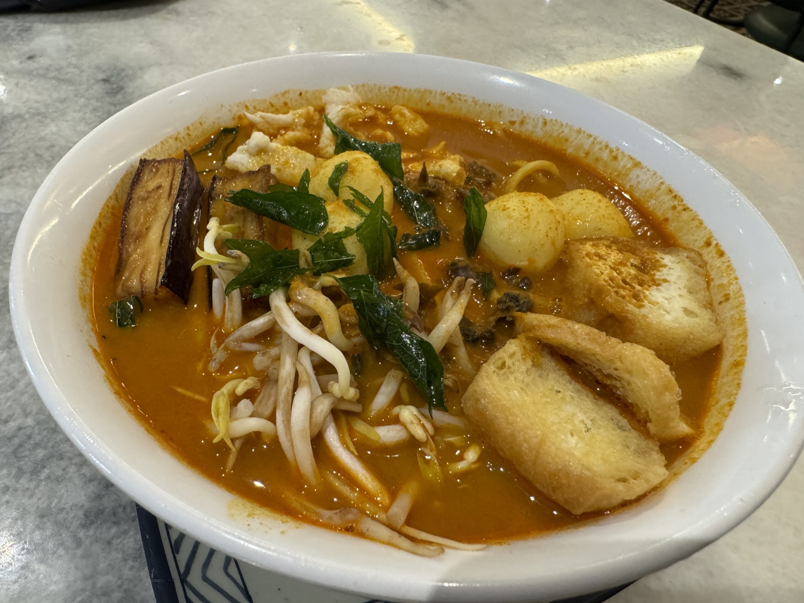 ［コタキナバル旅行記3］ガヤストリートのおしゃれなKopi Ping Cafeでカレーラクサを食す