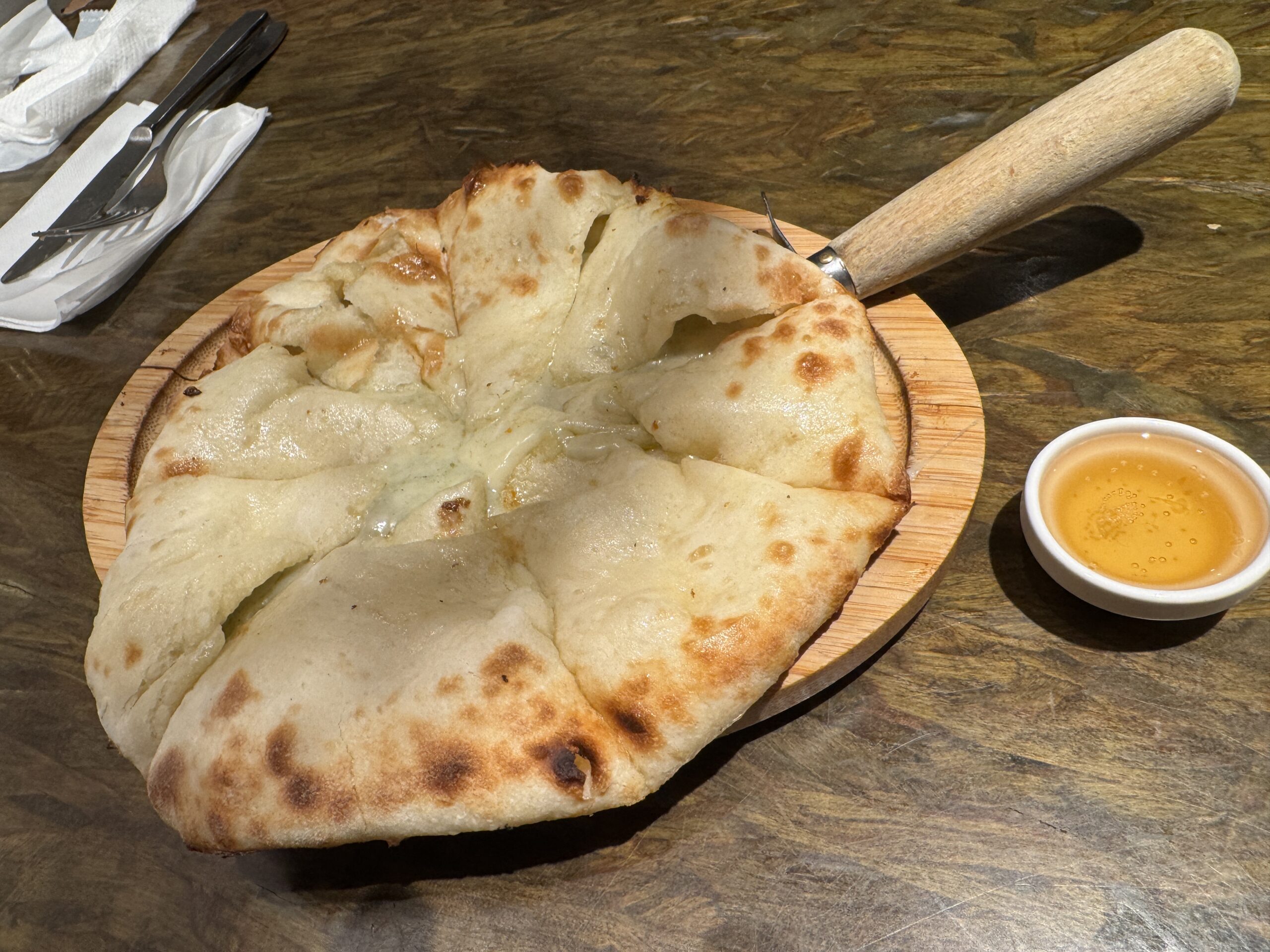 銀座の「オールドデリー」で“ゴルゴンゾーラ入りチーズナン”を食す、これ絶品、これだけ食べに行く価値あり