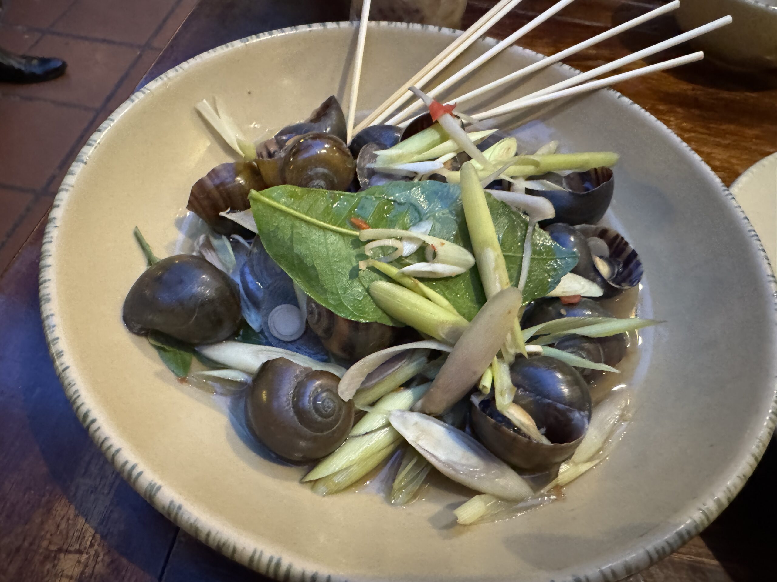［ハノイ旅行記3］レストラン“Quan An Ngon”でタニシ料理を食す、ビールに合うね