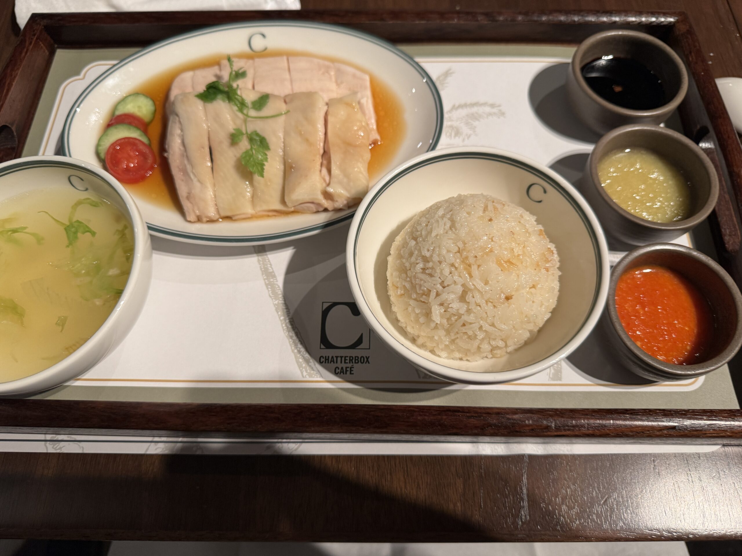 チキンライスの有名店「CHATTERBOX CAFE 丸の内店」へ、やっぱりチープなプラスチックの器だよね